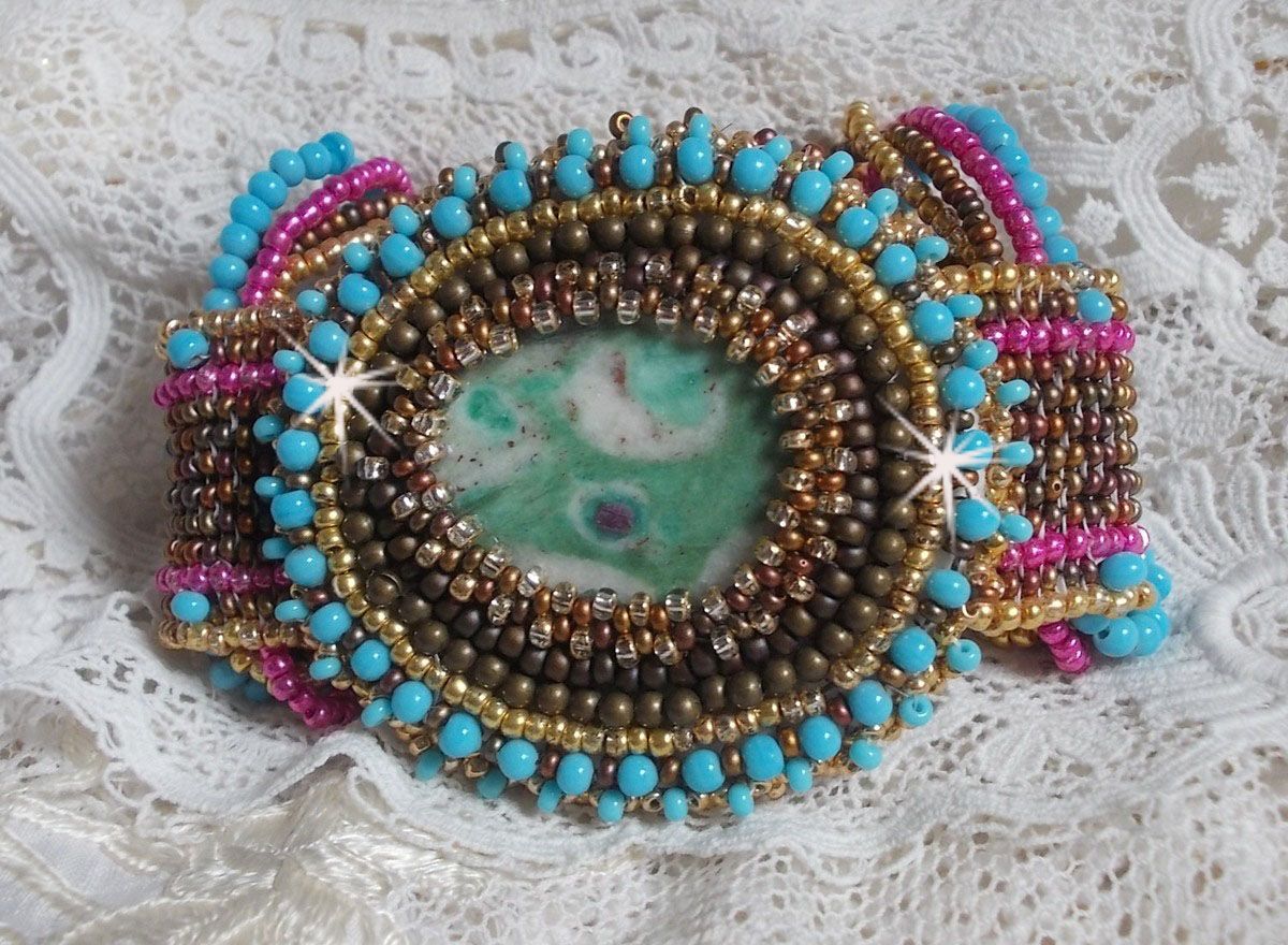 Bracelet Cheyenne manchette brodé avec une pierre de gemme, un rubis Fuchsite avec des rocailles Miyuki et des rocailles tchèques.
