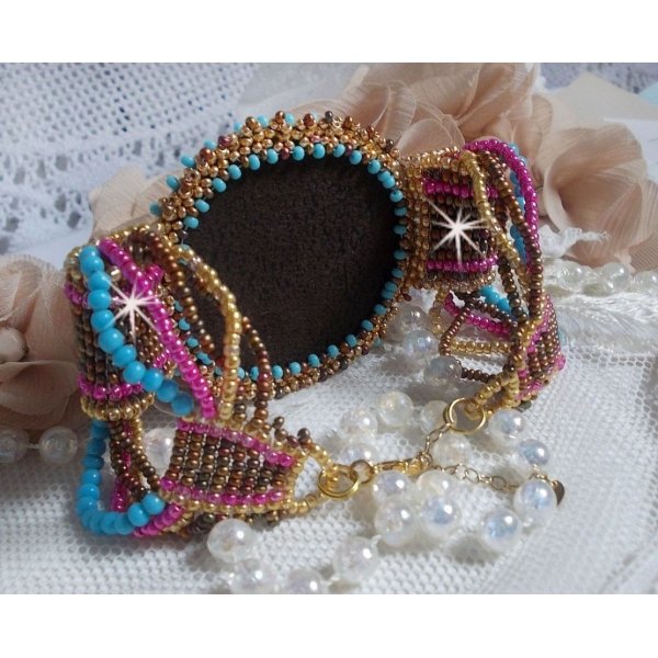 Bracelet Cheyenne manchette brodé avec une pierre de gemme, un rubis Fuchsite avec des rocailles Miyuki et des rocailles tchèques.