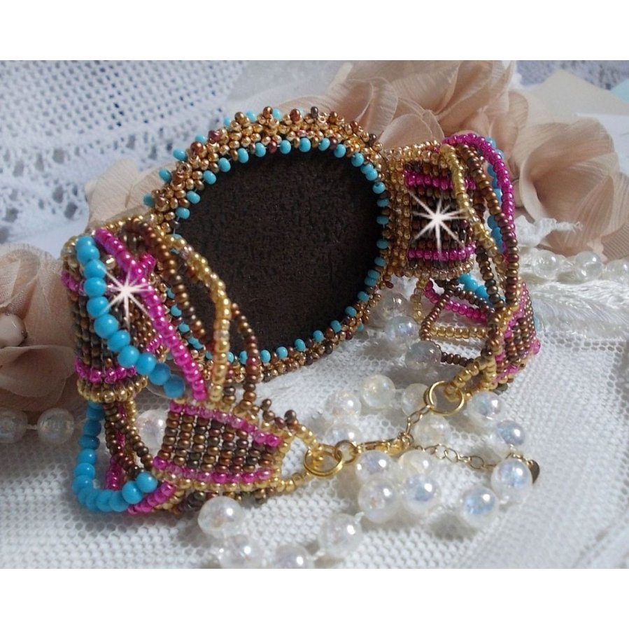 Bracelet Cheyenne manchette brodé avec une pierre de gemme, un rubis Fuchsite avec des rocailles Miyuki et des rocailles tchèques.