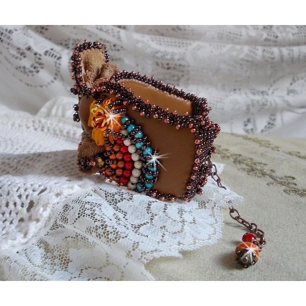 Bracelet Les Rêves d'Acapulco manchette brodé sur du cuir vachette caramel avec des Cristaux de Swarovski, des perles magiques et des rocailles
