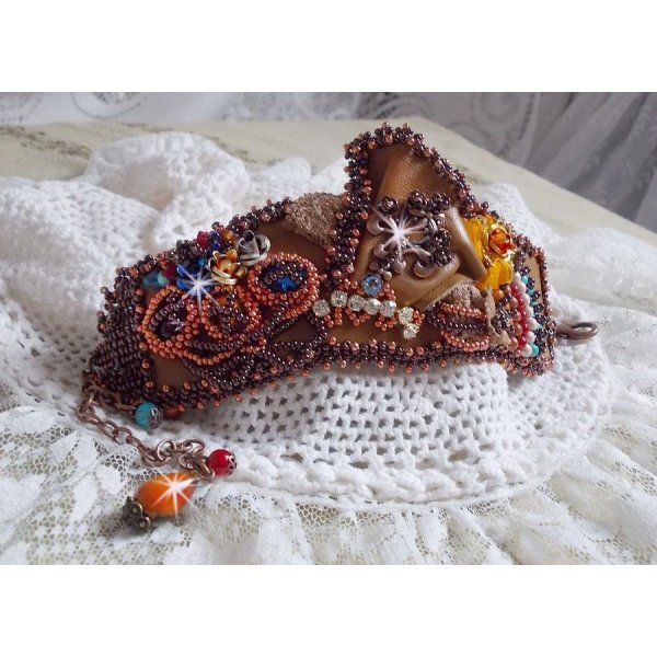 Bracelet Les Rêves d'Acapulco manchette brodé sur du cuir vachette caramel avec des Cristaux de Swarovski, des perles magiques et des rocailles