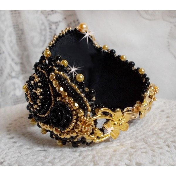 Bracelet Cléopâtra manchette  brodé avec un onyx noir, des Cristaux de Swarovski et des rocailles