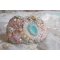 Bracelet Dentelle Menthe manchette Haute-Couture brodé avec des Cristaux de Swarovski, des perles en verre de bohème, des rocailles et des fleurs Lucite en résine