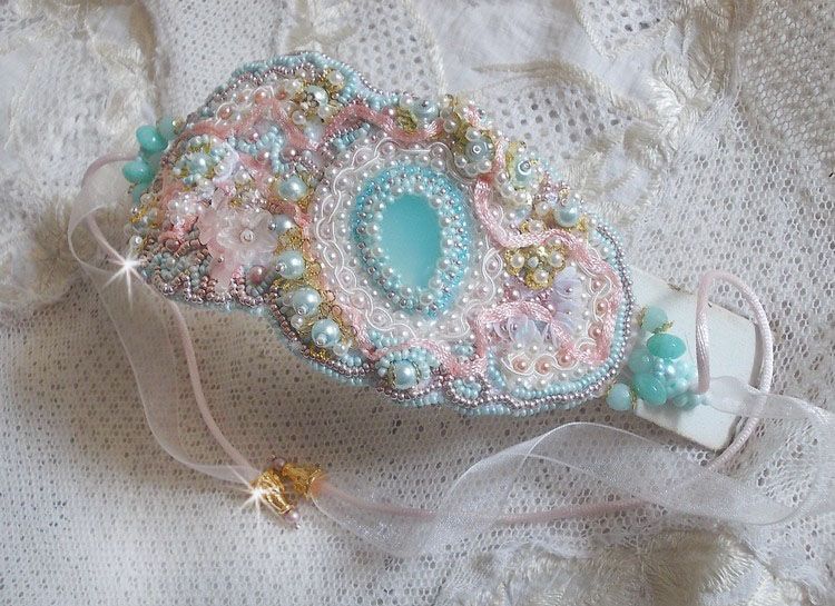 Bracelet Dentelle Menthe manchette Haute-Couture brodé avec des Cristaux de Swarovski, des perles en verre de bohème, des rocailles et des fleurs Lucite en résine