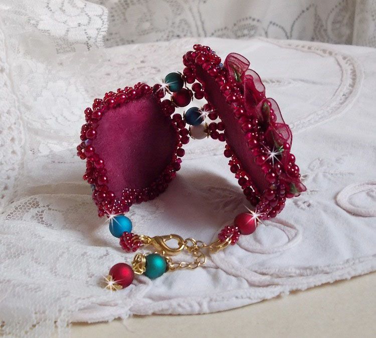 Bracelet Enchantement d'Automne brodé avec des Cristaux de Swarovski, des perles rondes nacrées en résine, une dentelle et des rocailles