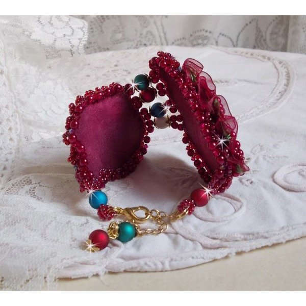 Bracelet Enchantement d'Automne brodé avec des Cristaux de Swarovski, des perles rondes nacrées en résine, une dentelle et des rocailles