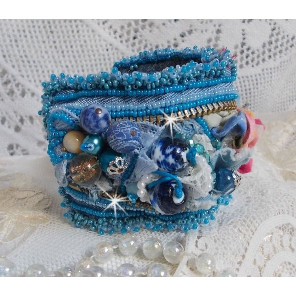 Bracelet Far West manchette brodé avec du tissu en jean, des perles de gemmes : le Sodalite, l'Agathe, des perles en céramique, des perles rondes nacrées en verre de Bohème et des rocailles