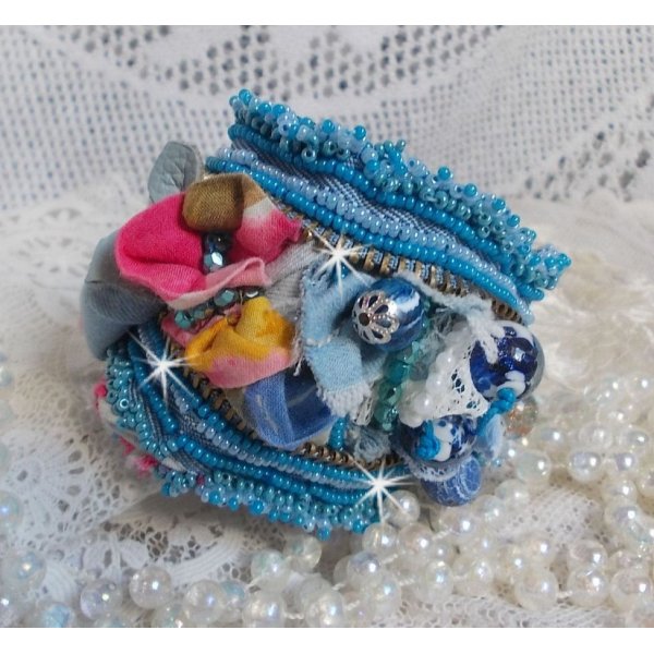 Bracelet Far West manchette brodé avec du tissu en jean, des perles de gemmes : le Sodalite, l'Agathe, des perles en céramique, des perles rondes nacrées en verre de Bohème et des rocailles