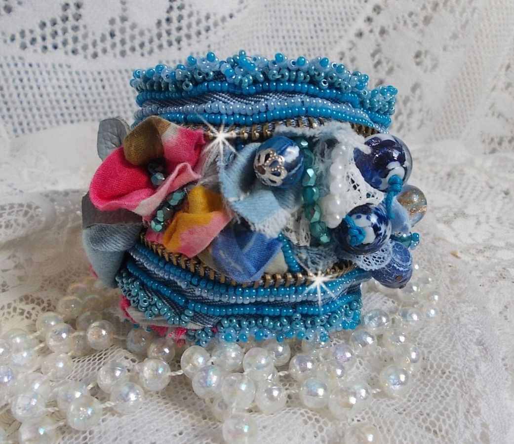Bracelet Far West manchette brodé avec du tissu en jean, des perles de gemmes : le Sodalite, l'Agathe, des perles en céramique, des perles rondes nacrées en verre de Bohème et des rocailles