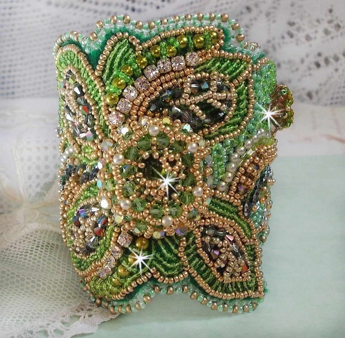 Bracelet manchette Garden Party avec un cabochon vintage et des cristaux