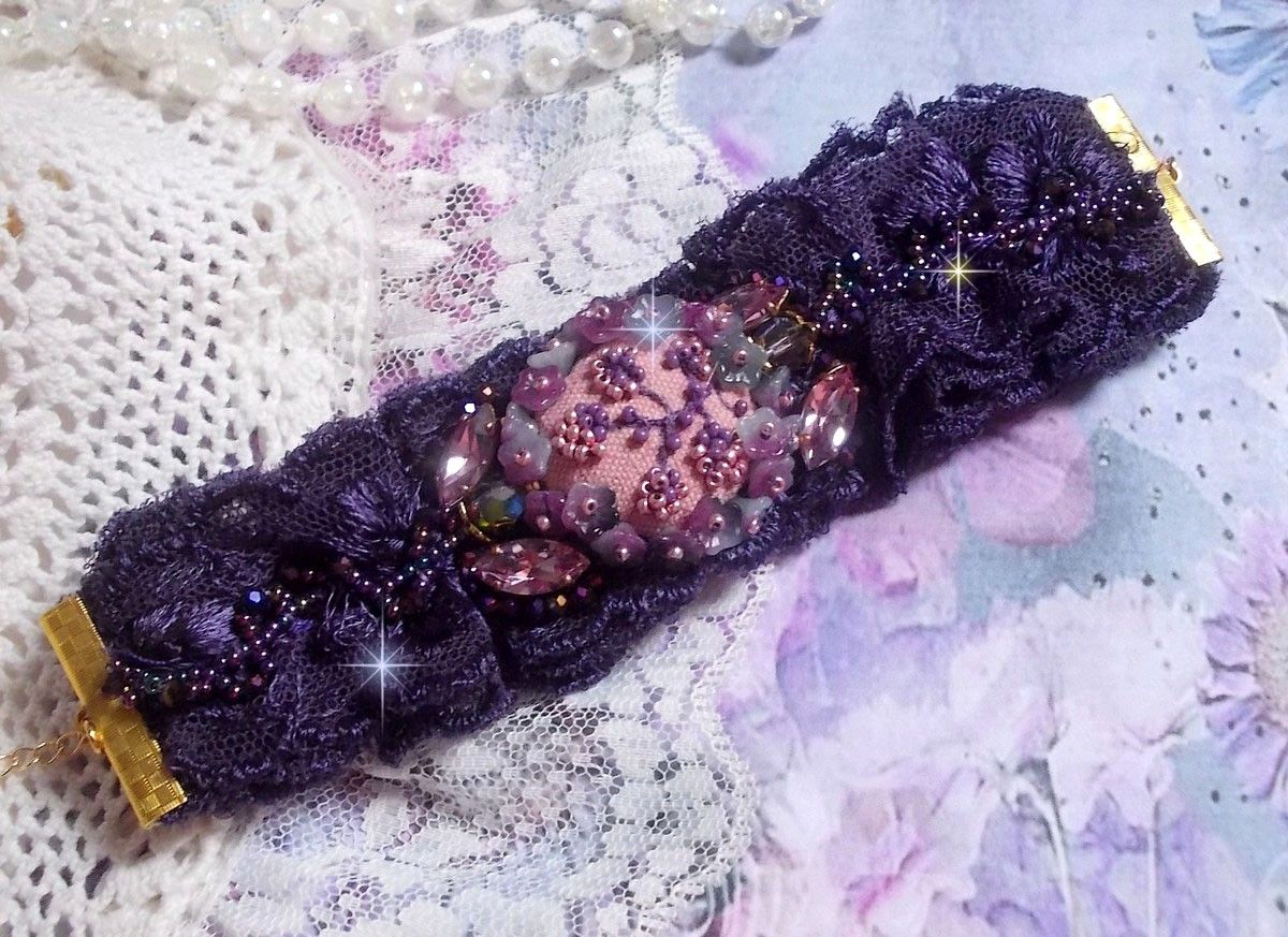 Bracelet Lady Romantique brodé avec une dentelle violine année 1950, cabochon tissu en lin rose brodé de fleurs et branches en rocailles, cristaux, fleurs, fermoir et chaînette en Plaqué Or