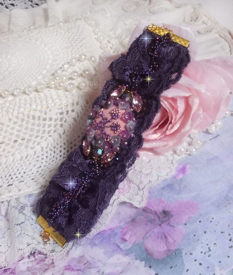 Bracelet Lady Romantique brodé avec une dentelle violine année 1950, cabochon tissu en lin rose brodé de fleurs et branches en rocailles, cristaux, fleurs, fermoir et chaînette en Plaqué Or