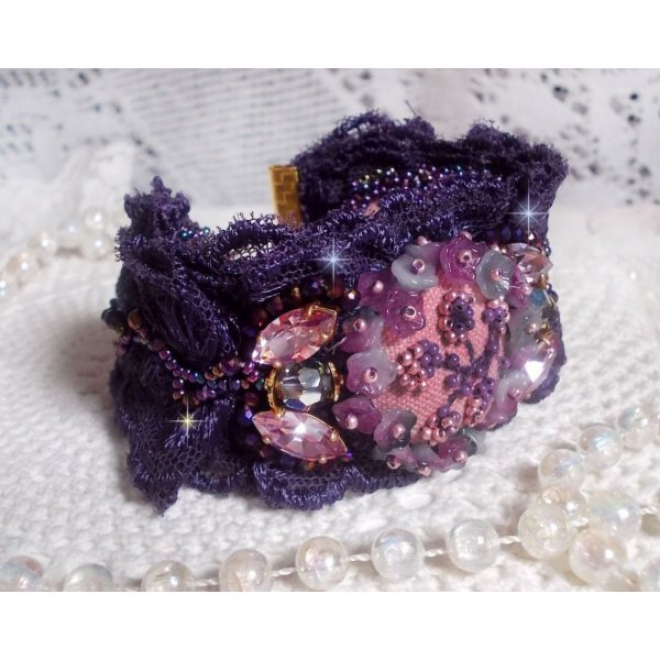 Bracelet Lady Romantique manchette brodé avec des rocailles sur un tissu en lin rose accompagnée d'une dentelle Violine des années 1950 et des cristaux