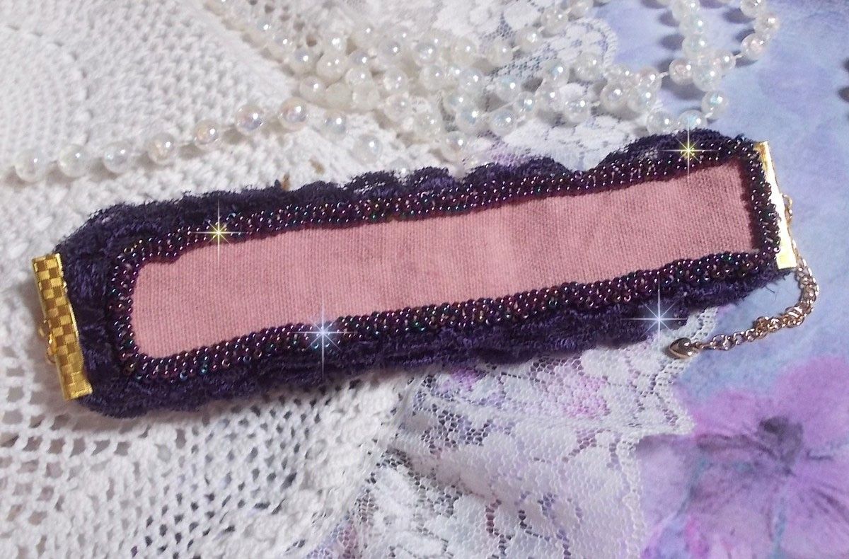 Bracelet Lady Romantique manchette brodé avec des rocailles sur un tissu en lin rose accompagnée d'une dentelle Violine des années 1950 et des cristaux