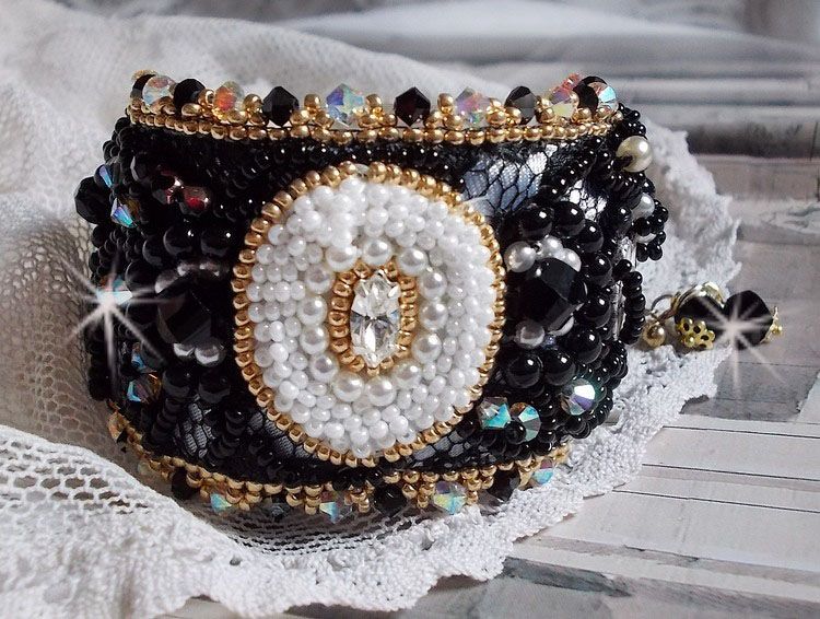 Bracelet Noir Sacré brodé sur une dentelle noire ancienne 