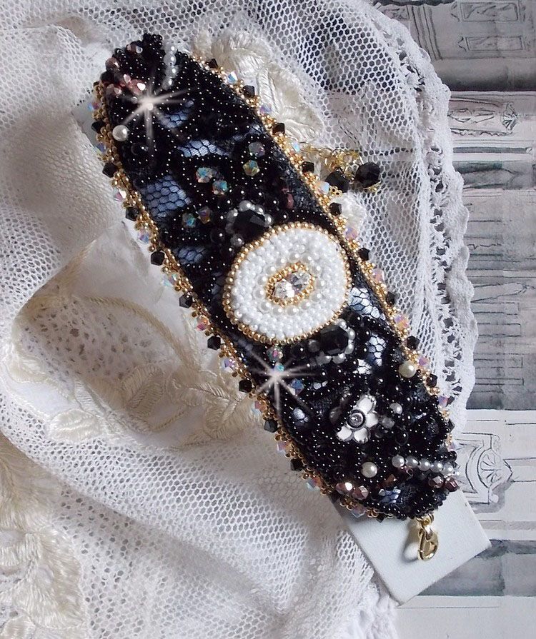 Bracelet Noir Sacré brodé sur une dentelle noire ancienne 