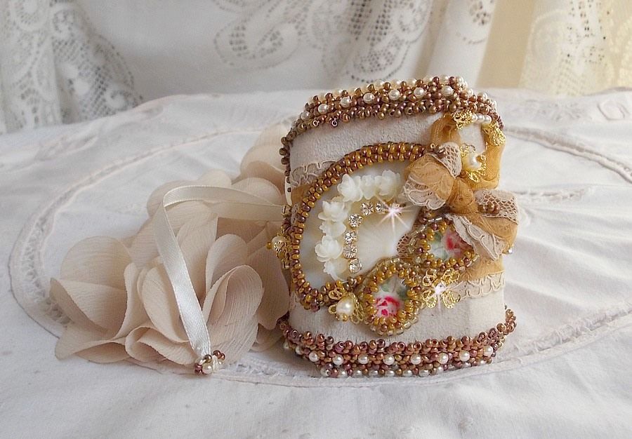 Bracelet Reflets de Rosée manchette brodé avec des perles nacrées, des Cristaux de Swarovski, des rocailles et une dentelle très ancienne