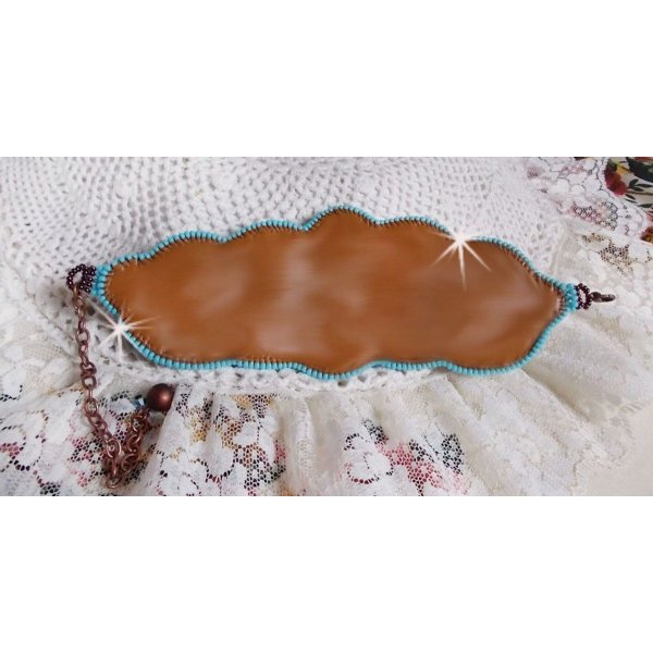 Bracelet Turquoise manchette Haute-Couture brodé avec disque en nacre Acajou, des Cristaux de Swarovski, des facettes en verre de Bohème et des rocailles