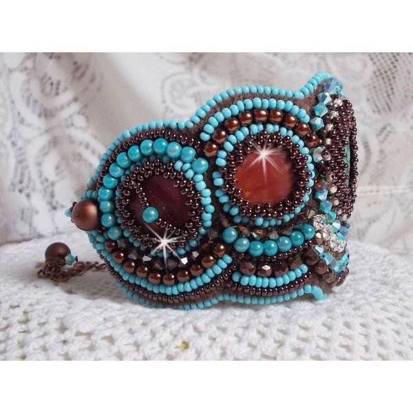 Bracelet Turquoise style Am&eacute;rindien Haute Couture aux cabochons rondes Nacre Acajou et Prune s&rsquo;ajoute un cabochon ovale Turquoise orn&eacute; de cristaux, perles rondes nacr&eacute;es et rocailles brod&eacute;s sur cuir