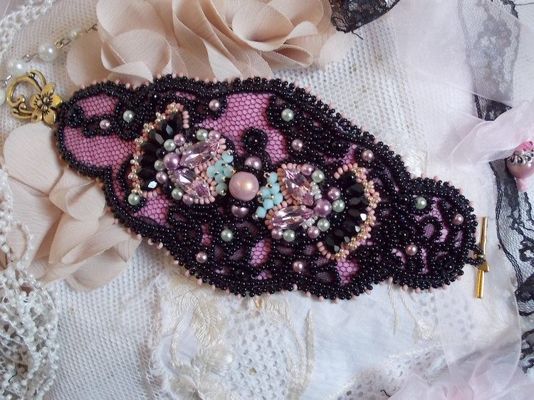 Bracelet Marquise manchette cr&eacute;&eacute; avec dentelle ancienne, rondes nacr&eacute;es, poires facett&eacute;es et perles Cristal Swarovski