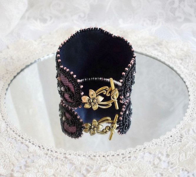 Bracelet Marquise manchette cr&eacute;&eacute; avec dentelle ancienne, rondes nacr&eacute;es, poires facett&eacute;es et perles Cristal Swarovski