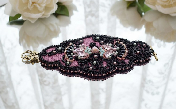 Bracelet Marquise manchette cr&eacute;&eacute; avec dentelle ancienne, rondes nacr&eacute;es, poires facett&eacute;es et perles Cristal Swarovski