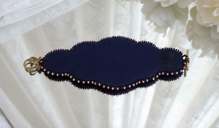 Bracelet Marquise manchette cr&eacute;&eacute; avec dentelle ancienne, rondes nacr&eacute;es, poires facett&eacute;es et perles Cristal Swarovski