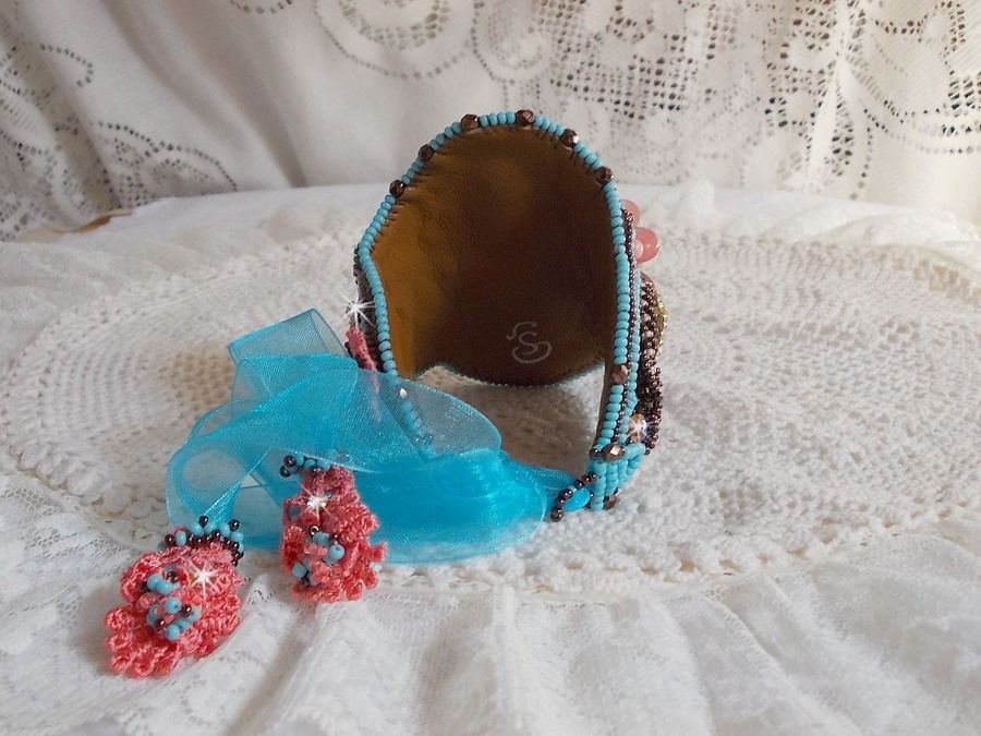 Bracelet Naïade manchette Haute-Couture brodé des cabochons en Turquoise, une dentelle rose très ancienne, des perles de gemmes : Les Corail Light et des rocailles 