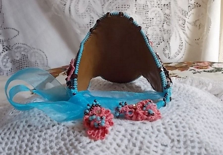 Bracelet Naïade manchette Haute-Couture brodé des cabochons en Turquoise, une dentelle rose très ancienne, des perles de gemmes : Les Corail Light et des rocailles 