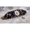 Bracelet Noir Sacré Haute Couture brodé avec des cristaux : navette, hélix Bead,, toupies, breloque fleur strassée,  perles rondes nacrées Verre et rocailles. Les couleurs sont le Noir, Blanc et Doré