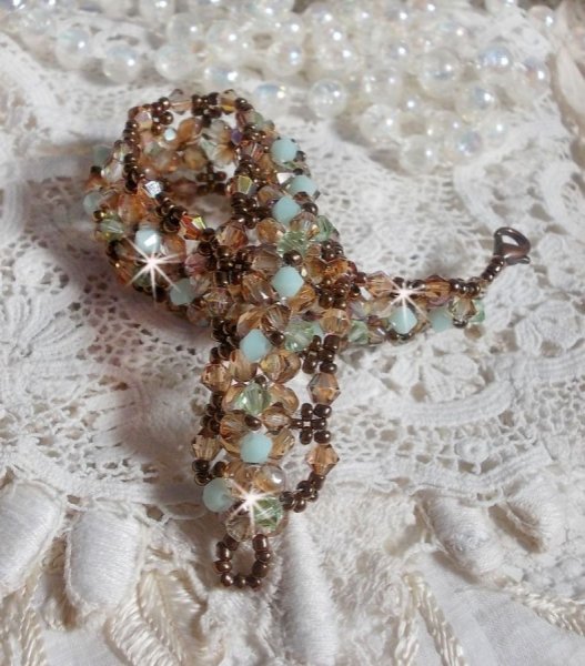 Bracelet N&eacute;nuphar, un reflet vert d'eau et dor&eacute; avec ces toupies en cristal de Swarovski et ces facettes en verre de boh&egrave;me