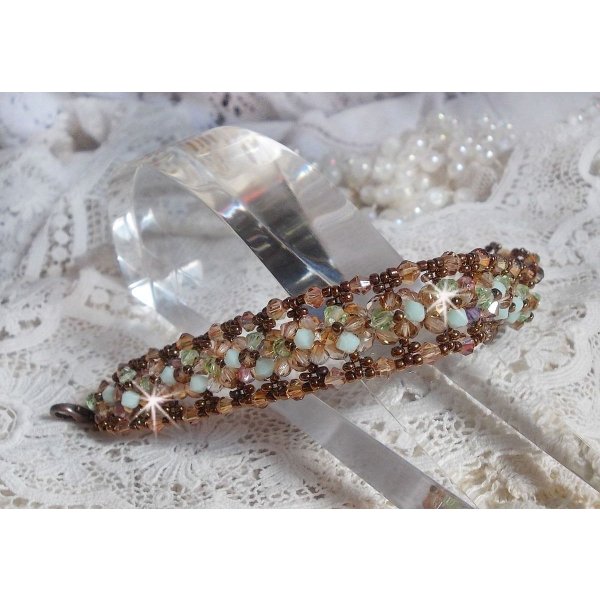 Bracelet N&eacute;nuphar, un reflet vert d'eau et dor&eacute; avec ces toupies en cristal de Swarovski et ces facettes en verre de boh&egrave;me