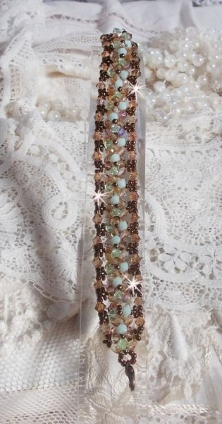 Bracelet N&eacute;nuphar, un reflet vert d'eau et dor&eacute; avec ces toupies en cristal de Swarovski et ces facettes en verre de boh&egrave;me