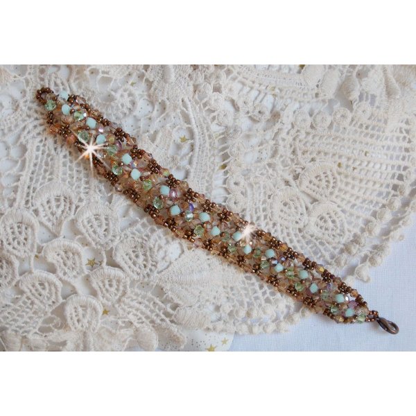 Bracelet N&eacute;nuphar, un reflet vert d'eau et dor&eacute; avec ces toupies en cristal de Swarovski et ces facettes en verre de boh&egrave;me