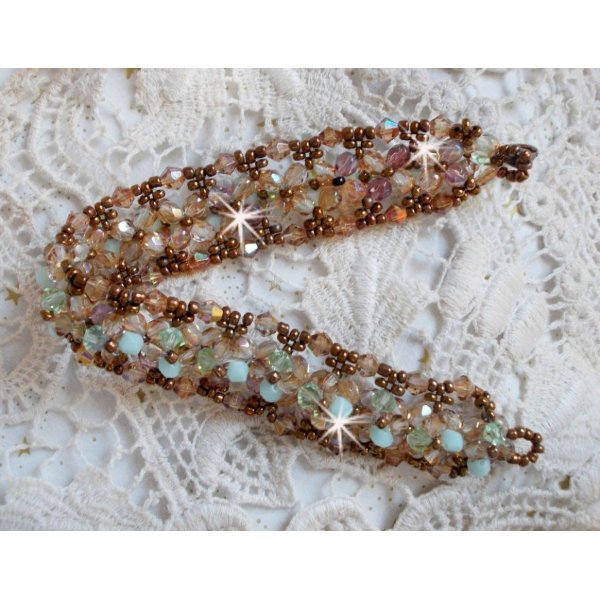 Bracelet N&eacute;nuphar, un reflet vert d'eau et dor&eacute; avec ces toupies en cristal de Swarovski et ces facettes en verre de boh&egrave;me