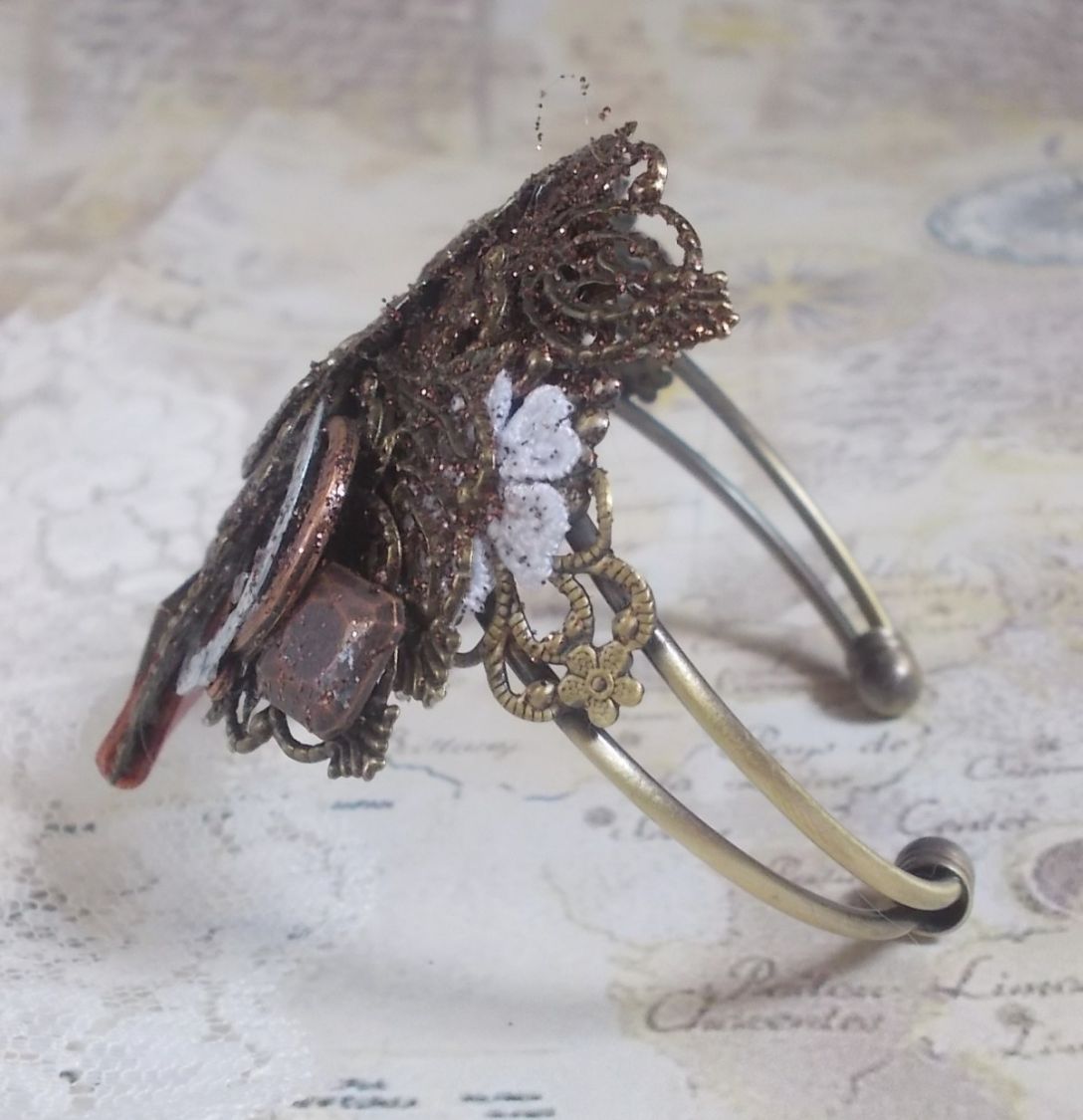 Bracelet Ombre Naviguant créée avec du cuir de couleur Cognac, fleur en tissu, des accessoires de couleur Bronze, Cuivre, Noir avec des breloques