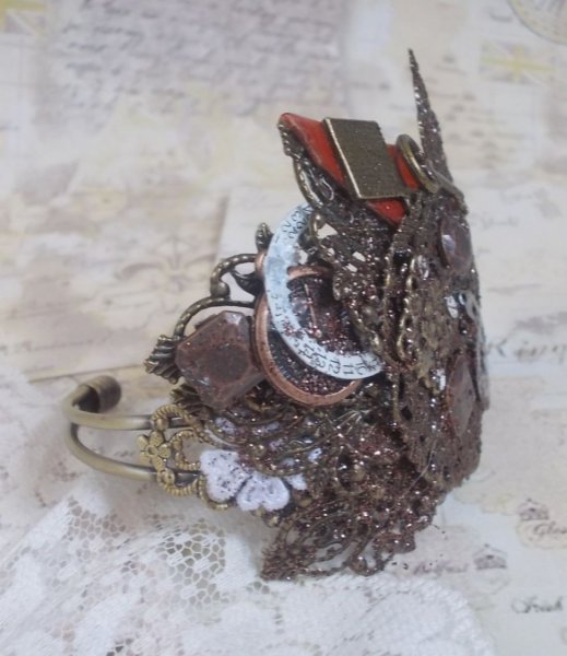 Bracelet Ombre Naviguant créée avec du cuir de couleur Cognac, fleur en tissu, des accessoires de couleur Bronze, Cuivre, Noir avec des breloques
