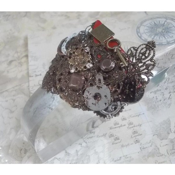 Bracelet Ombre Naviguant créée avec du cuir de couleur Cognac, fleur en tissu, des accessoires de couleur Bronze, Cuivre, Noir avec des breloques