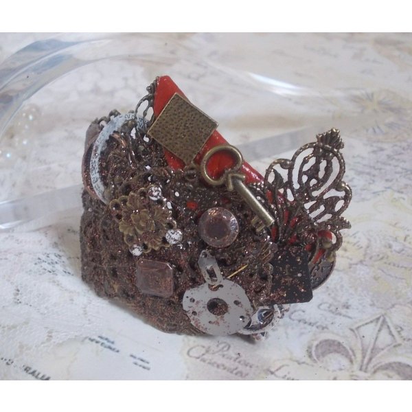 Bracelet Ombre Naviguant créée avec du cuir de couleur Cognac, fleur en tissu, des accessoires de couleur Bronze, Cuivre, Noir avec des breloques