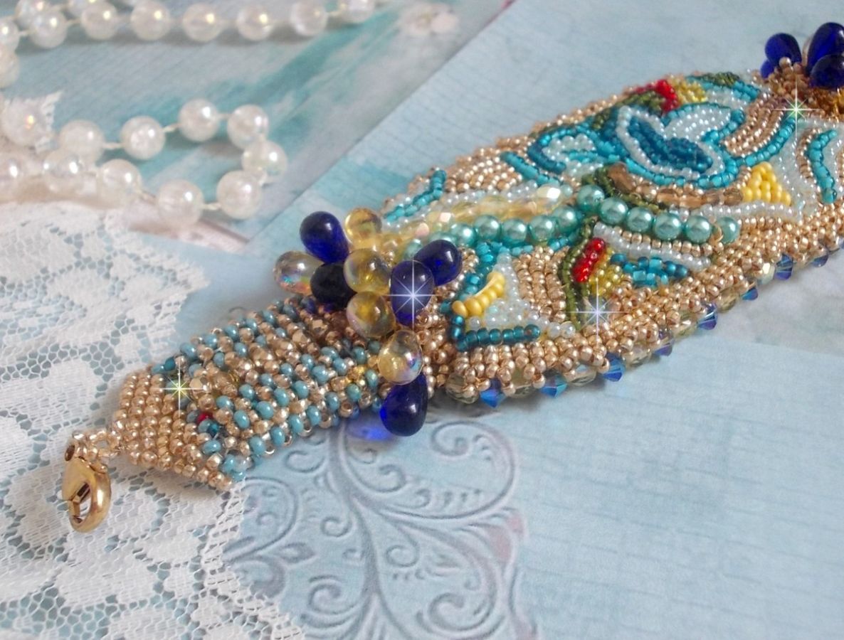 Bracelet Papillon Or Bleu brodé avec des Cristaux de Swarovski; des gouttes lisses, des facettes, des rocailles et un fermoir en Gold Filled 14 carats