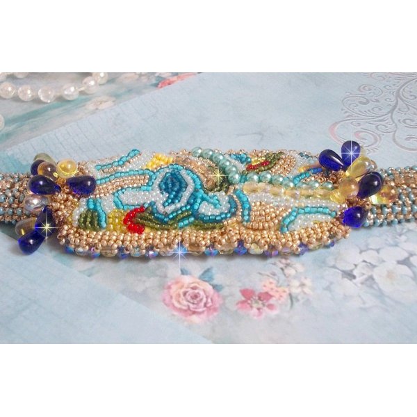 Bracelet Papillon Or Bleu brodé avec des Cristaux de Swarovski; des gouttes lisses, des facettes, des rocailles et un fermoir en Gold Filled 14 carats