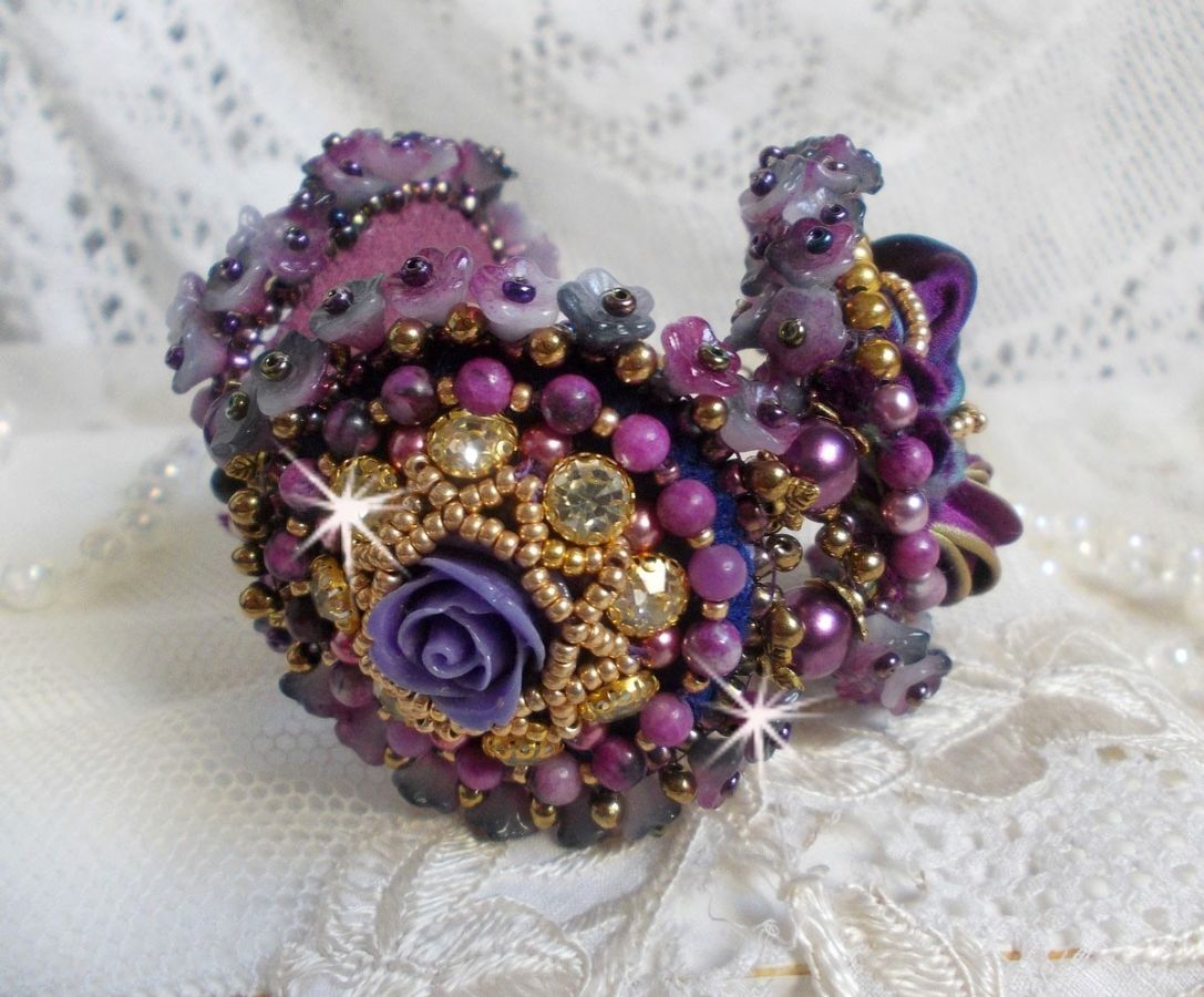 Bracelet La Passionnée de Venise brodé avec un ruban de soie Purple, des pierres semi-précieuse : Les sugililtes et des rocailles