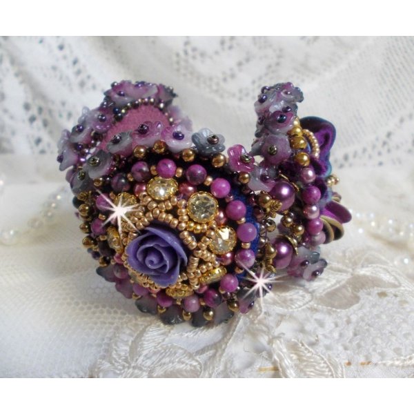 Bracelet La Passionn&eacute;e de Venise brod&eacute; avec un ruban de soie Purple, des pierres semi-pr&eacute;cieuse : Les sugililtes et des rocailles