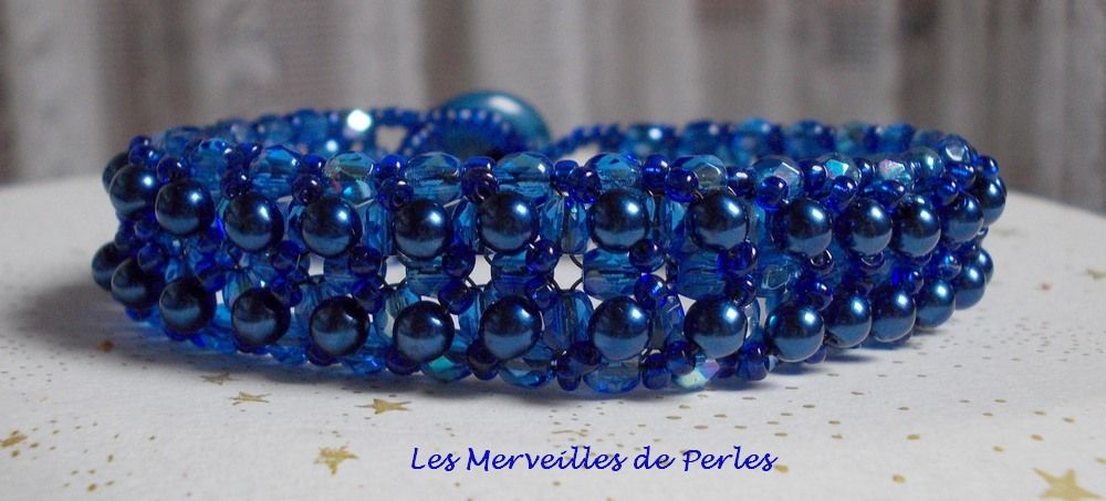 Bracelet Bleu Nuit avec des perles nacrées en verre et des facettes