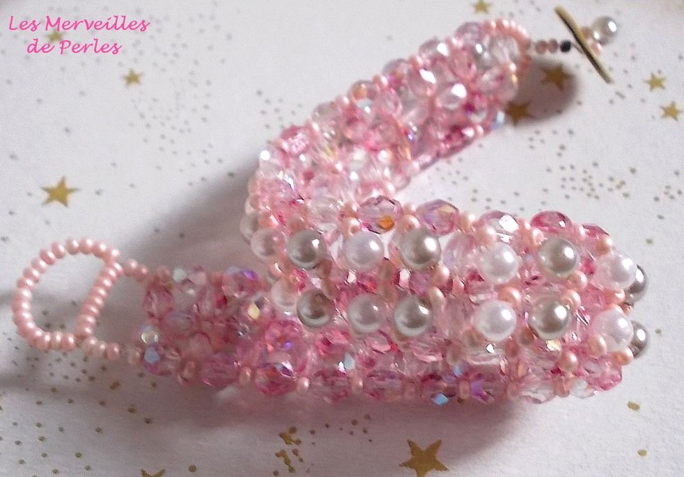 Bracelet perles Gouttes de rose avec des perles nacrées et des facettes.