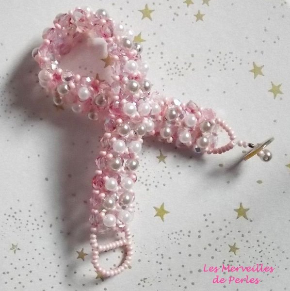 Bracelet perles Gouttes de rose avec des perles nacr&eacute;es et des facettes.