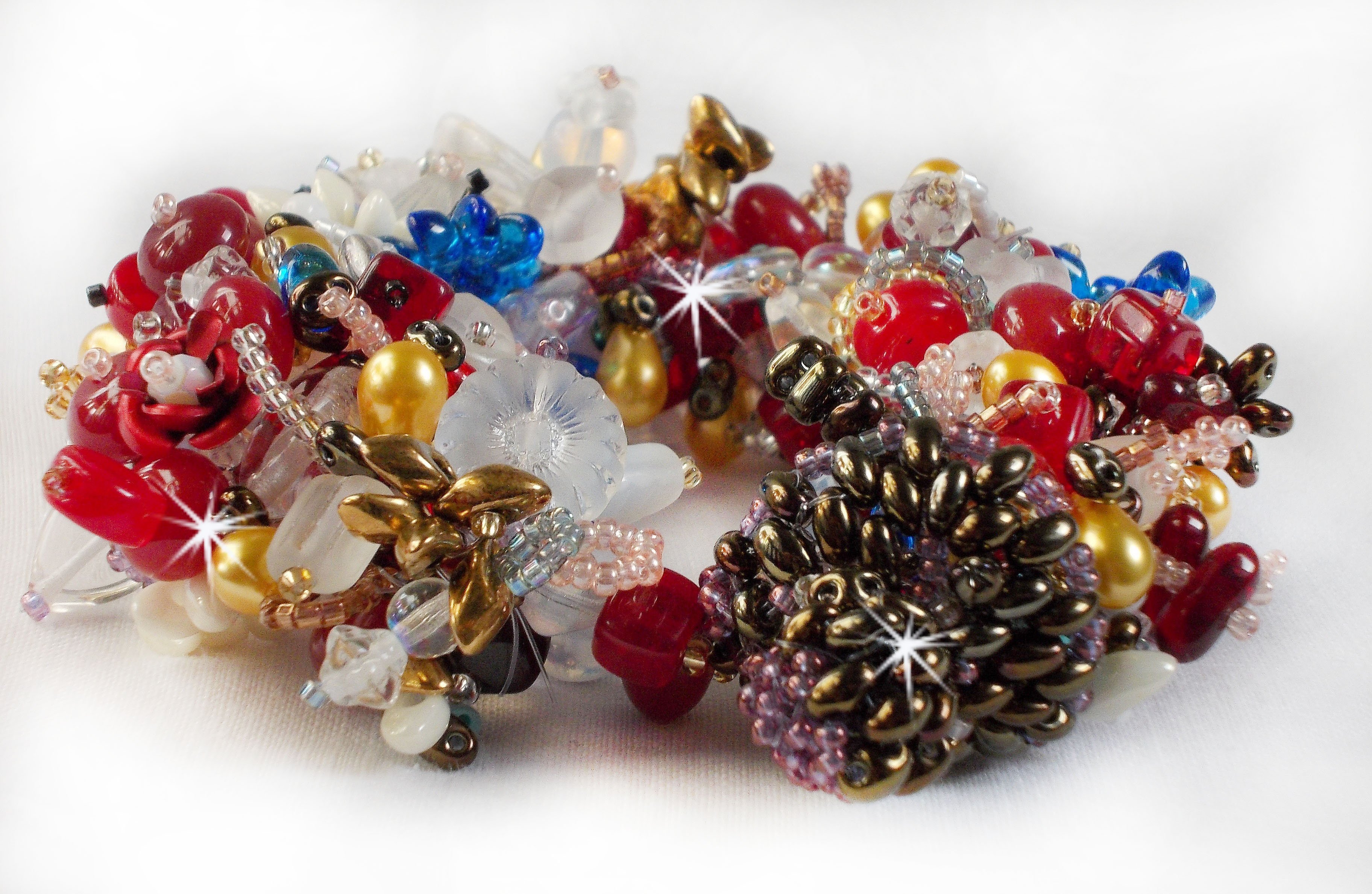 Bracelet Printemps color&eacute; avec des perles nacr&eacute;es, des cristaux de Swarovski et diverses perles