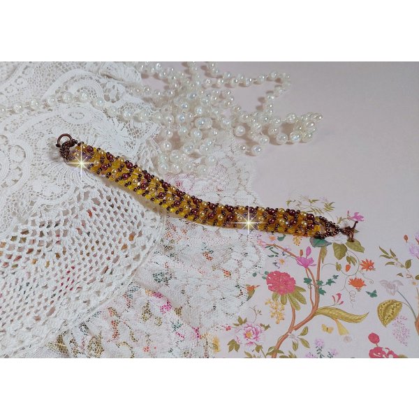 Bracelet Soleil mont&eacute; avec des facettes en verre de boh&egrave;me aux couleurs Topaze AB &agrave; laquelle s&rsquo;ajoute des perles rondes nacr&eacute;es Gold et Maron o&ugrave; elles s&rsquo;entrelacent avec les rocailles Dor&eacute;es satin&eacute;es