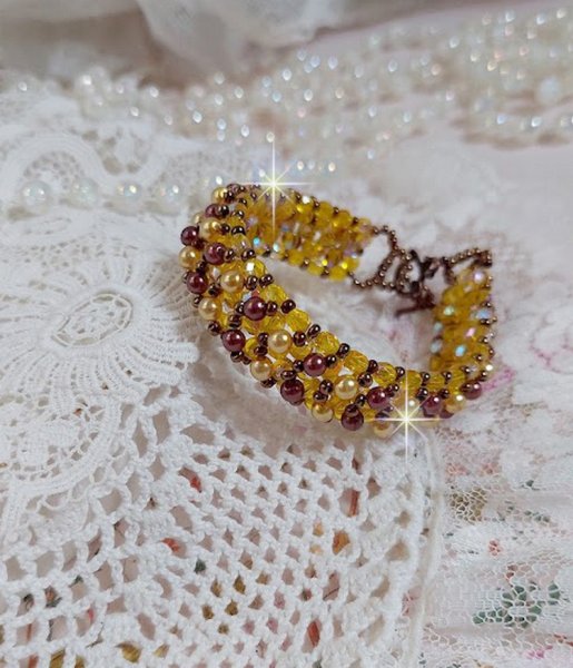 Bracelet Soleil mont&eacute; avec des facettes en verre de boh&egrave;me aux couleurs Topaze AB &agrave; laquelle s&rsquo;ajoute des perles rondes nacr&eacute;es Gold et Maron o&ugrave; elles s&rsquo;entrelacent avec les rocailles Dor&eacute;es satin&eacute;es