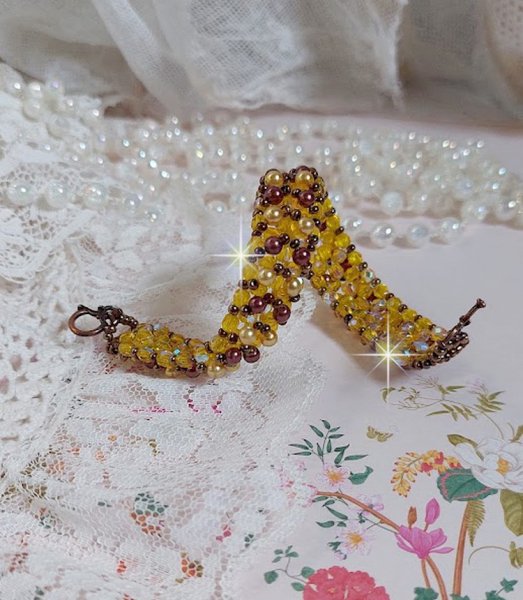 Bracelet Soleil mont&eacute; avec des facettes en verre de boh&egrave;me aux couleurs Topaze AB &agrave; laquelle s&rsquo;ajoute des perles rondes nacr&eacute;es Gold et Maron o&ugrave; elles s&rsquo;entrelacent avec les rocailles Dor&eacute;es satin&eacute;es